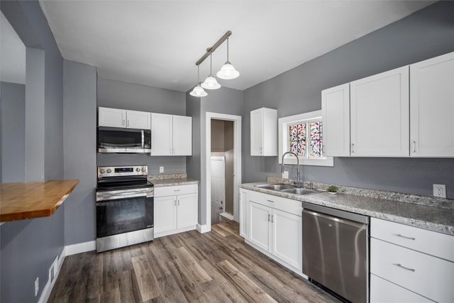 3821 8th Place, Des Moines, IA 50313
