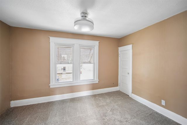 3821 8th Place, Des Moines, IA 50313