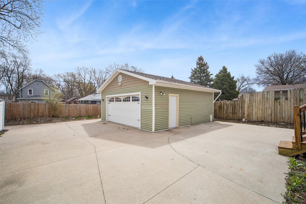 3821 8th Place, Des Moines, IA 50313