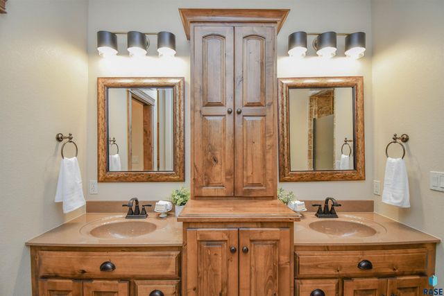 1325 W Wicklow Ct Court, Sioux Falls, SD 57108