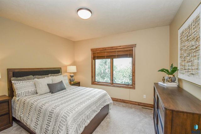 1325 W Wicklow Ct Court, Sioux Falls, SD 57108