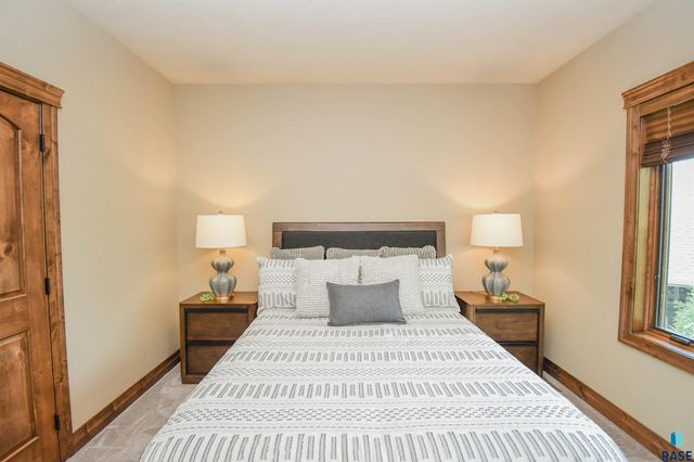 1325 W Wicklow Ct Court, Sioux Falls, SD 57108