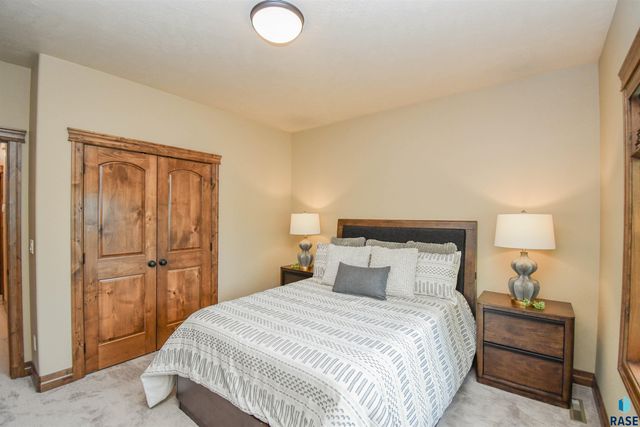 1325 W Wicklow Ct Court, Sioux Falls, SD 57108