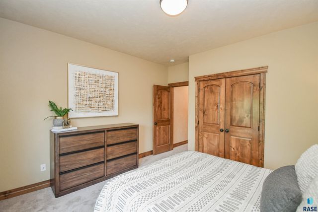1325 W Wicklow Ct Court, Sioux Falls, SD 57108
