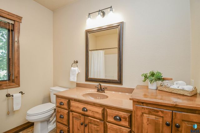 1325 W Wicklow Ct Court, Sioux Falls, SD 57108