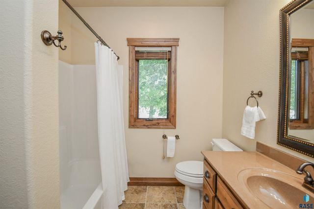 1325 W Wicklow Ct Court, Sioux Falls, SD 57108