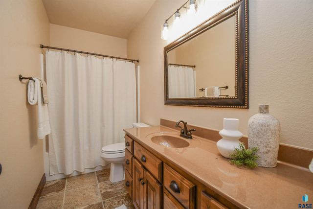 1325 W Wicklow Ct Court, Sioux Falls, SD 57108