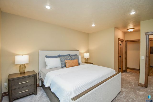 1325 W Wicklow Ct Court, Sioux Falls, SD 57108