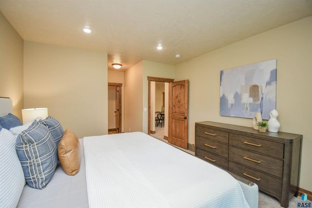 1325 W Wicklow Ct Court, Sioux Falls, SD 57108