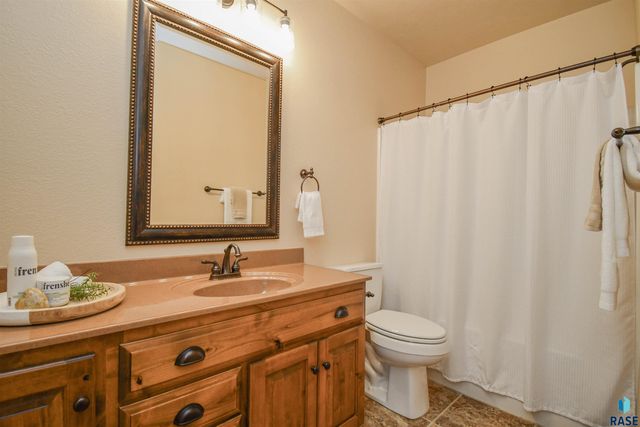 1325 W Wicklow Ct Court, Sioux Falls, SD 57108