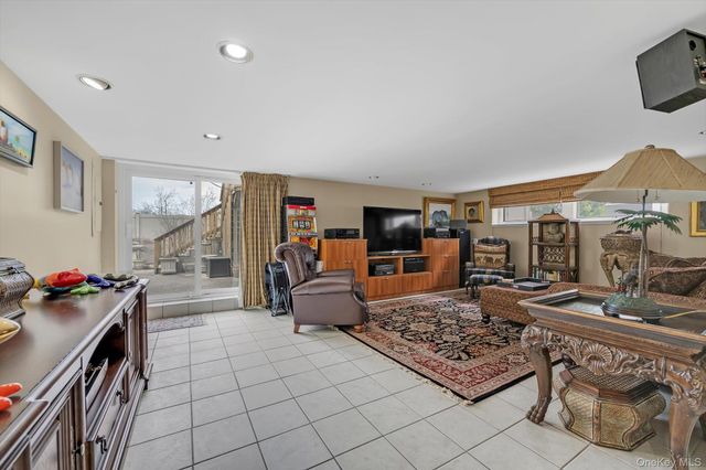 849 Flanders Drive, North Woodmere, NY 11581