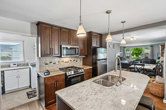 1810 N RIDGE Avenue, Arlington Heights, IL 60004