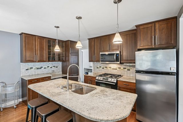 1810 N RIDGE Avenue, Arlington Heights, IL 60004