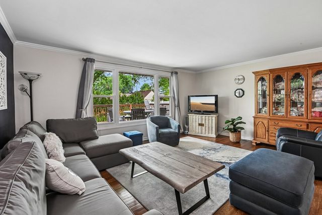 1810 N RIDGE Avenue, Arlington Heights, IL 60004