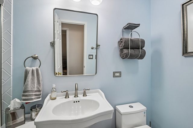 1810 N RIDGE Avenue, Arlington Heights, IL 60004
