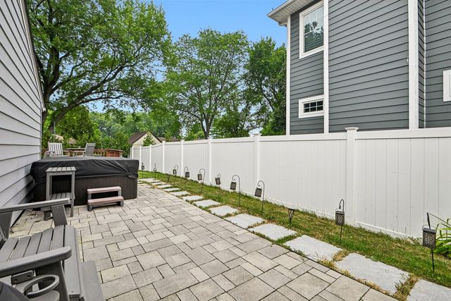 1810 N RIDGE Avenue, Arlington Heights, IL 60004