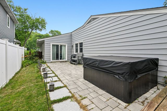 1810 N RIDGE Avenue, Arlington Heights, IL 60004