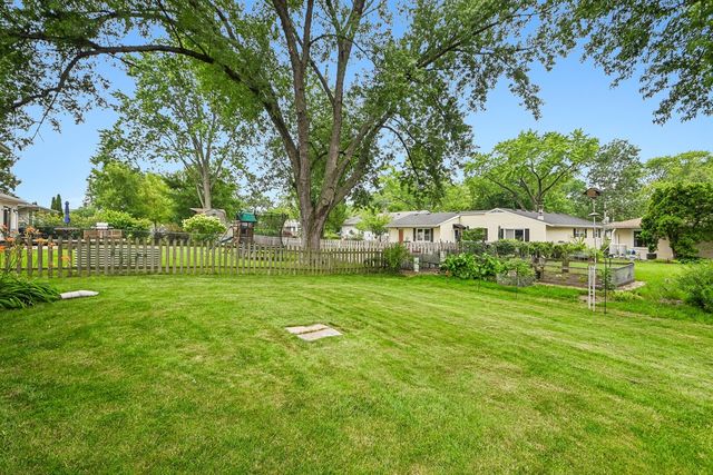 1810 N RIDGE Avenue, Arlington Heights, IL 60004