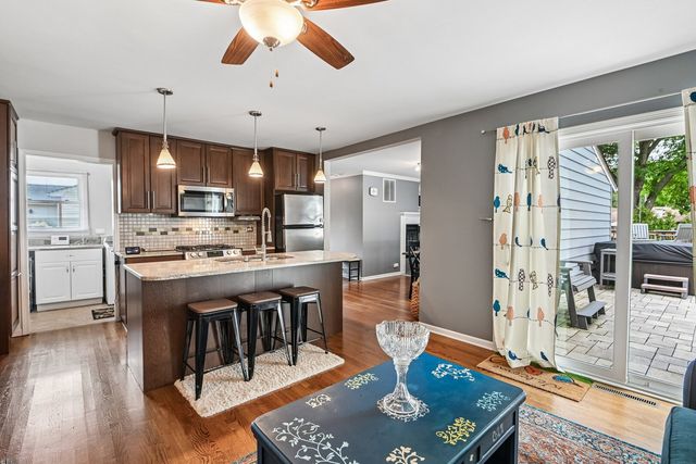 1810 N RIDGE Avenue, Arlington Heights, IL 60004