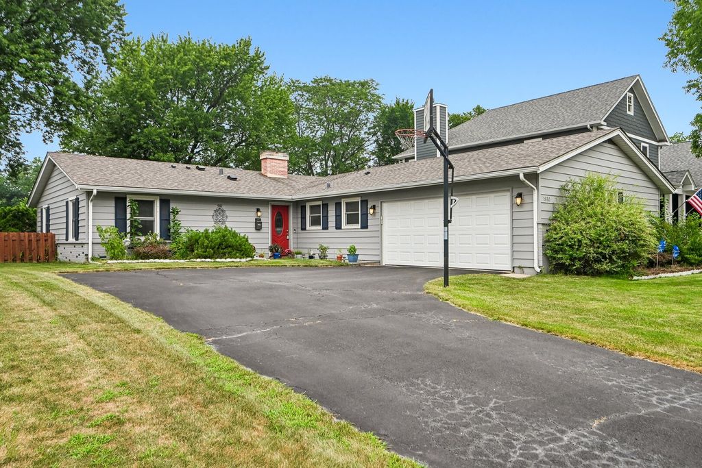 1810 N RIDGE Avenue, Arlington Heights, IL 60004