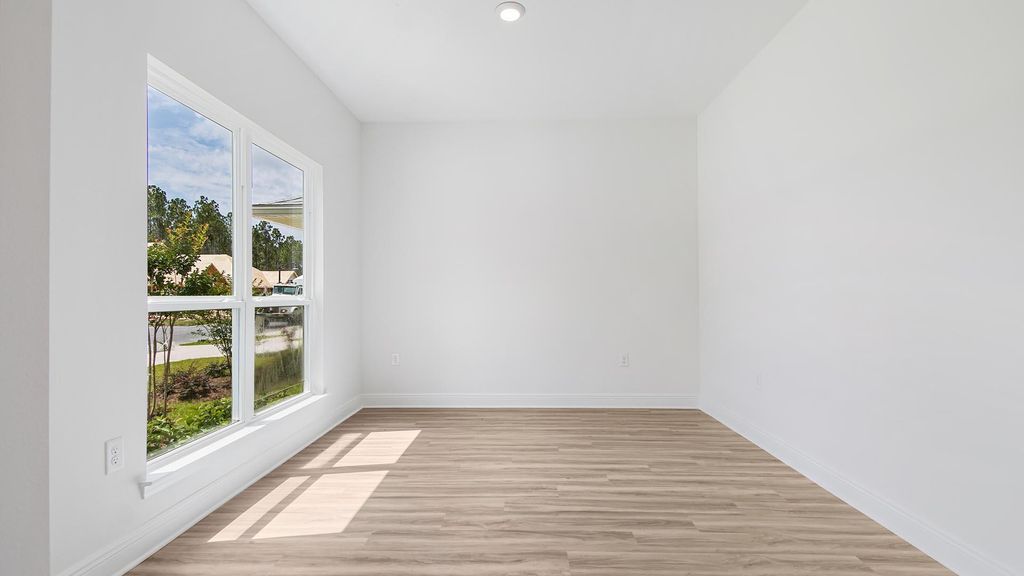 Image 10 of property listing at 2809 Wingman Way, Crestview, FL 32539
