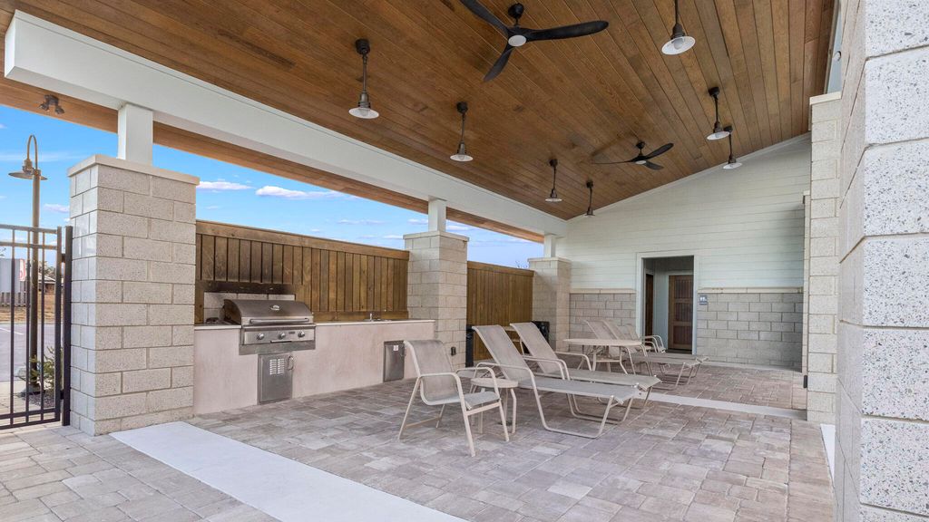 Image 37 of property listing at 2809 Wingman Way, Crestview, FL 32539