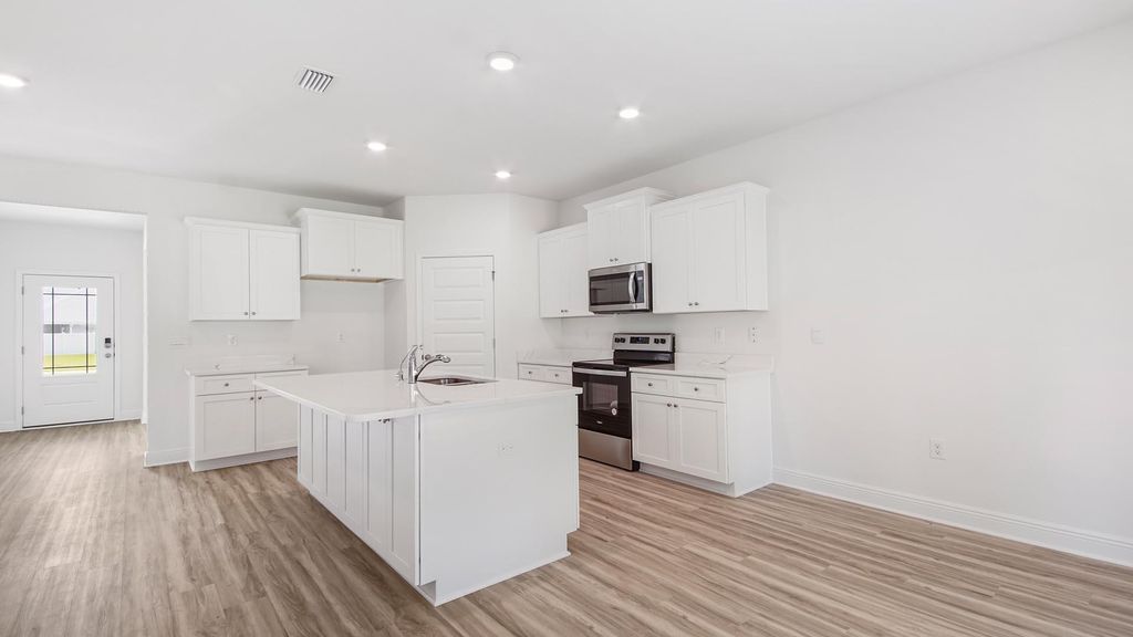 Image 7 of property listing at 2809 Wingman Way, Crestview, FL 32539