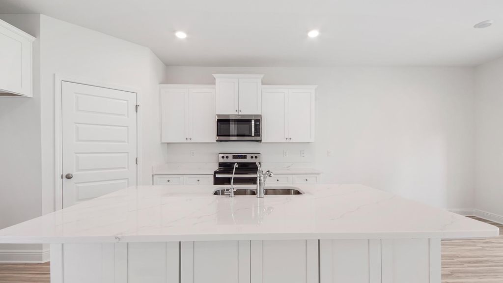 Image 9 of property listing at 2809 Wingman Way, Crestview, FL 32539
