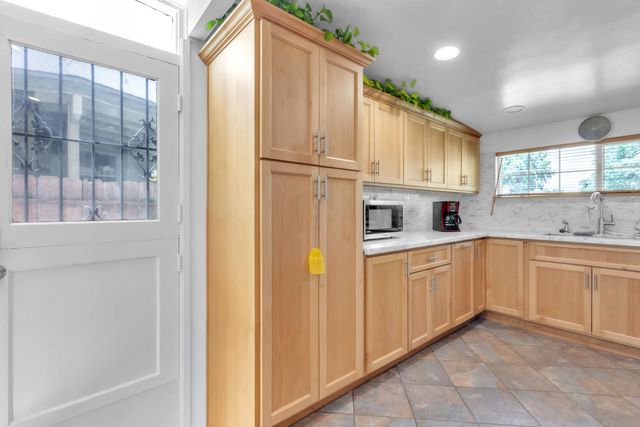 945 Sharian St, West Sacramento, CA 95605