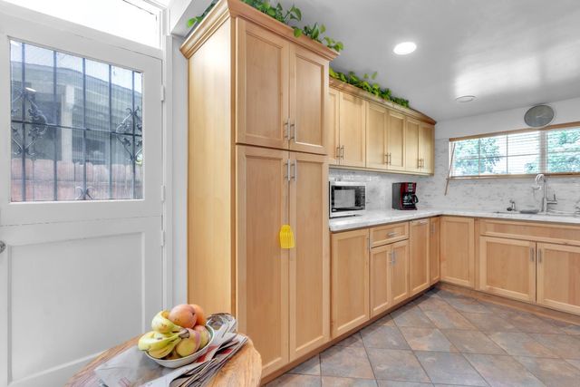 945 Sharian St, West Sacramento, CA 95605