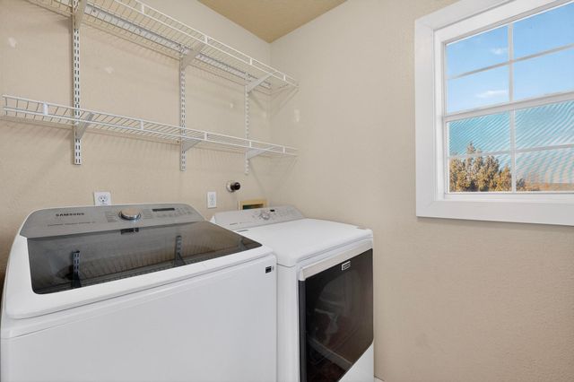 28 V Hill Road, Edgewood, NM 87015