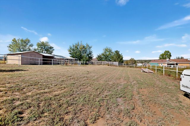 28 V Hill Road, Edgewood, NM 87015