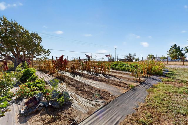 28 V Hill Road, Edgewood, NM 87015