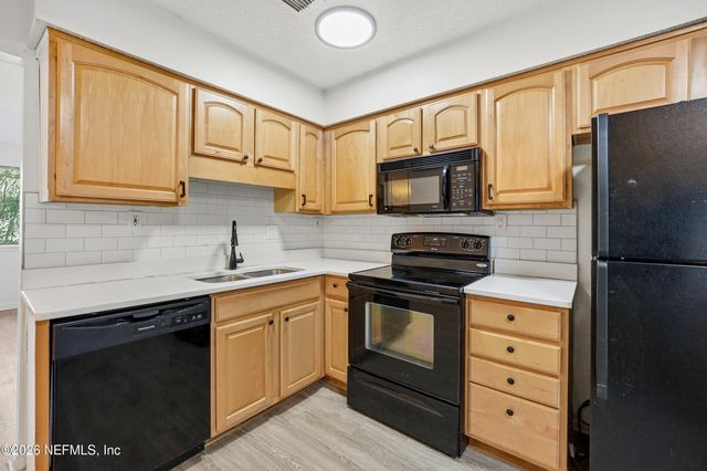 3959 ST ISABEL Drive E, Jacksonville, FL 32277