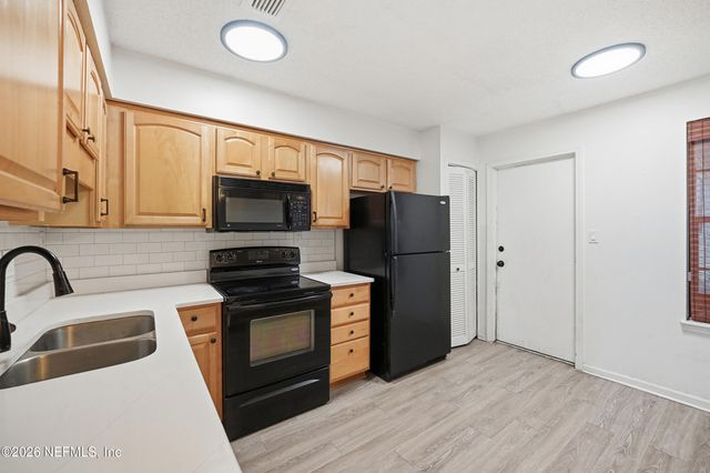 3959 ST ISABEL Drive E, Jacksonville, FL 32277