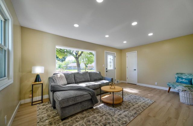 2230 W Neil PLACE, Milwaukee, WI 53209