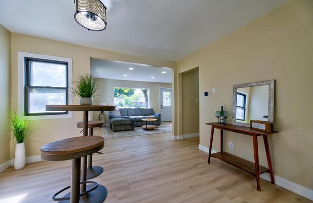 2230 W Neil PLACE, Milwaukee, WI 53209