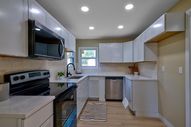 2230 W Neil PLACE, Milwaukee, WI 53209