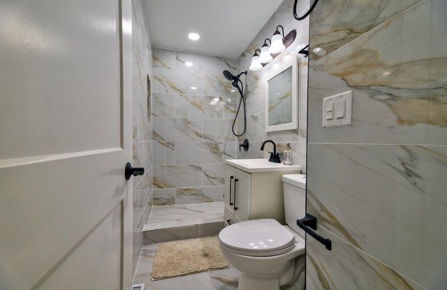 2230 W Neil PLACE, Milwaukee, WI 53209