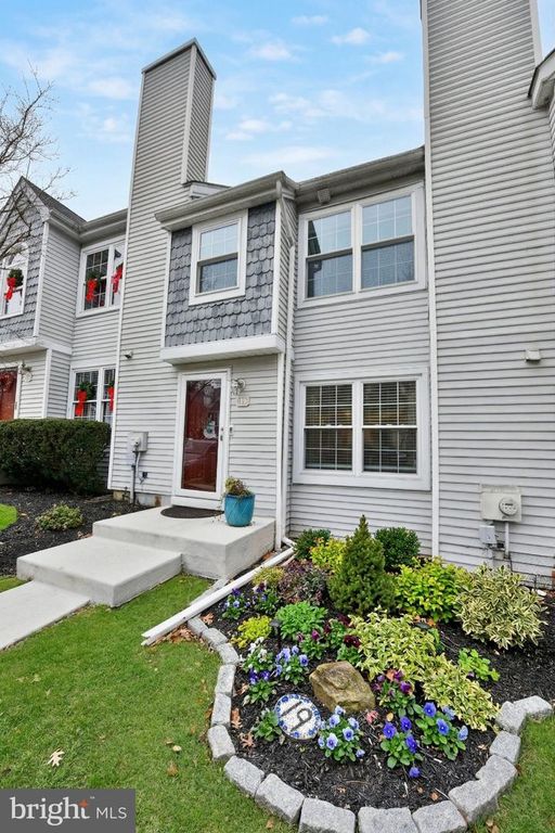 19 APPLEWOOD CT, Horsham, PA 19044