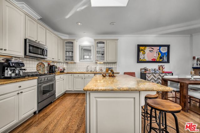 934 Hilldale Avenue, West Hollywood, CA 90069