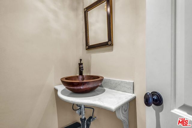 934 Hilldale Avenue, West Hollywood, CA 90069