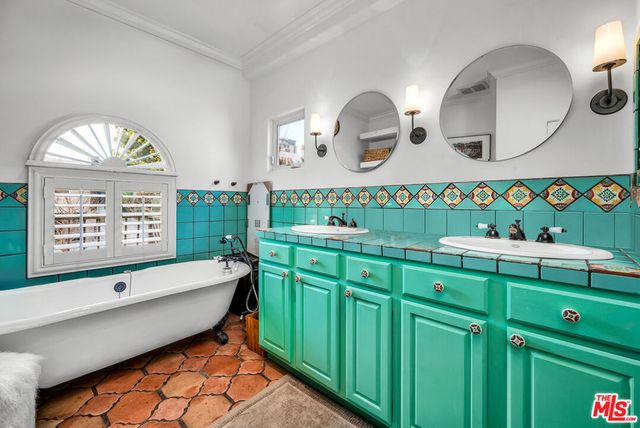 934 Hilldale Avenue, West Hollywood, CA 90069