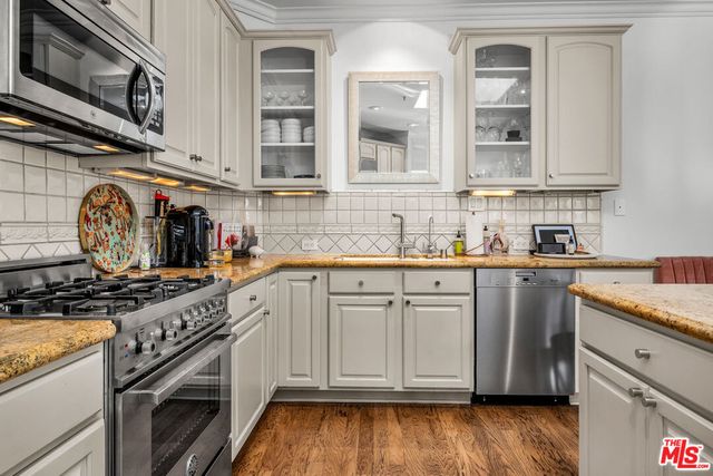 934 Hilldale Avenue, West Hollywood, CA 90069