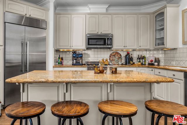 934 Hilldale Avenue, West Hollywood, CA 90069