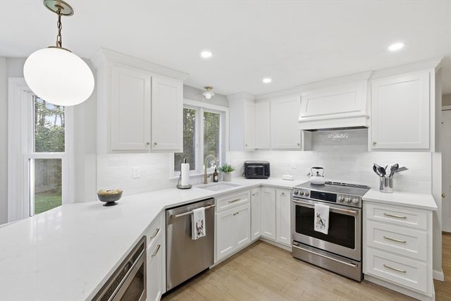 2 Harley Ln, Foxboro, MA 02035