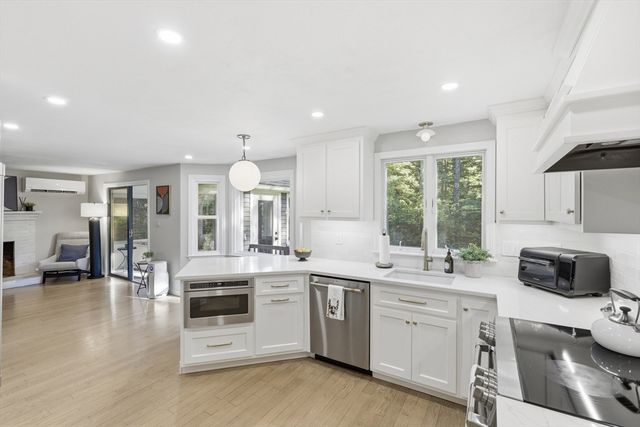 2 Harley Ln, Foxboro, MA 02035