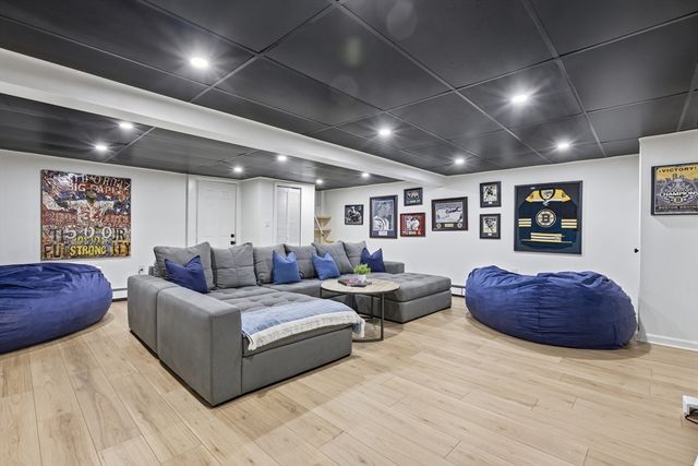 2 Harley Ln, Foxboro, MA 02035