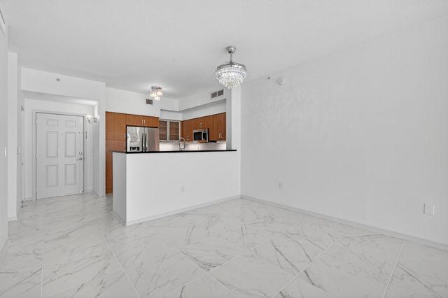 806 E Windward Way 403, Lantana, FL 33462