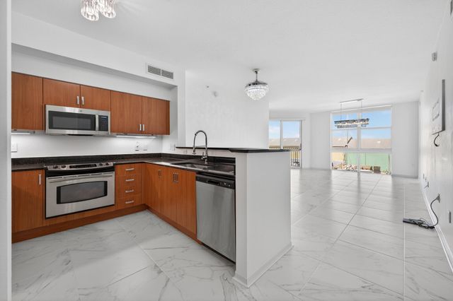 806 E Windward Way 403, Lantana, FL 33462